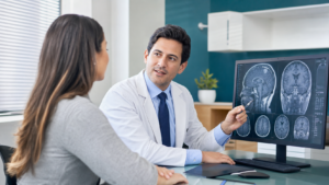 Neurocirurgião explica ressonância de tumor cerebral benigno para paciente